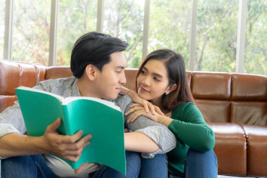 Akustik gitar panosundaki akorlara basan bir elin yakın plan görüntüsü, odak noktasındaki telleri ve parmakları vurguluyor.