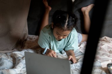 Masanın altında oturan sevimli genç kız burayı evi, çocukluk yaratıcılığı ve yaratıcı oyun konsepti olarak hayal ediyor..