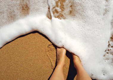 Sahilde kadın ayakları