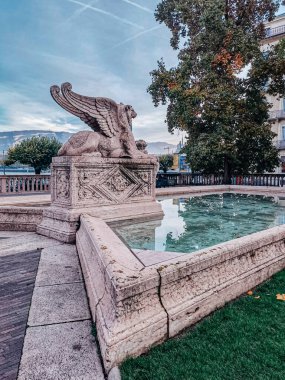 Lugano Gölü ve İsviçre Ticino kantonundaki Lugano şehri panoramik manzarası. Yüksek kalite fotoğraf