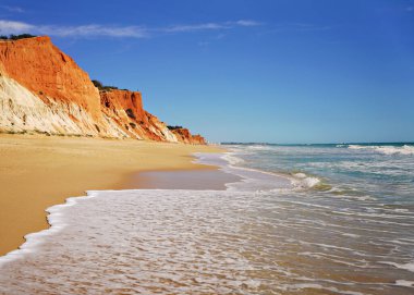 Algarve 'deki Falesia Sahili' nin güzel manzarası. Portekiz. Yüksek kaliteli plaj fotoğrafı.