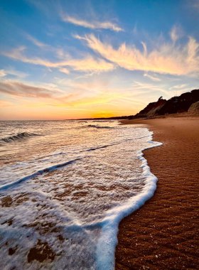 Günbatımında Falesia plajı, Algarve, Portekiz. Yüksek kalite fotoğraf