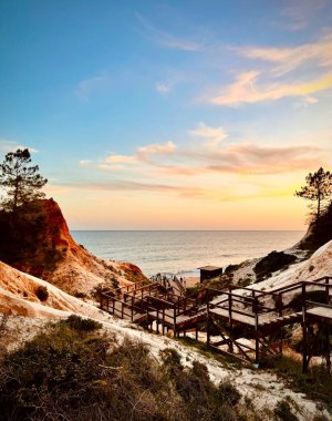 Praia da Falesia sahiline inen tahta merdivenler Algarve, Portekiz güzel plajı Vilamoura ve Albufeira yakınlarında. Yüksek kalite fotoğraf