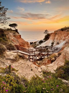 Algarve 'deki Falesia plajına inen tahta merdivenler, Portekiz' in güzel plajı Vilamoura ve Albufeira yakınlarında. Yüksek kalite fotoğraf
