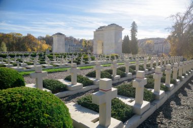 LVIV, UKRAINE - 28 Ekim 2022: Batı Ukrayna şehri Lviv 'deki Lychakiv Mezarlığı' nda Polonya askeri mezarlığının (Cmentip Orlat) görüntüsü.