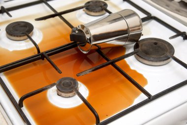 Temizlikten önce mutfak odasında kirli gaz ocağı ocakları. Kahve lekeleri olan kirli bir mutfak mutfağı..