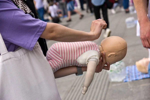 幼児を窒息させるための最初の援助のデモ ストック写真