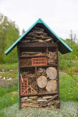 böcek otel bahçesinde doğal malzemelerden oluşturulan