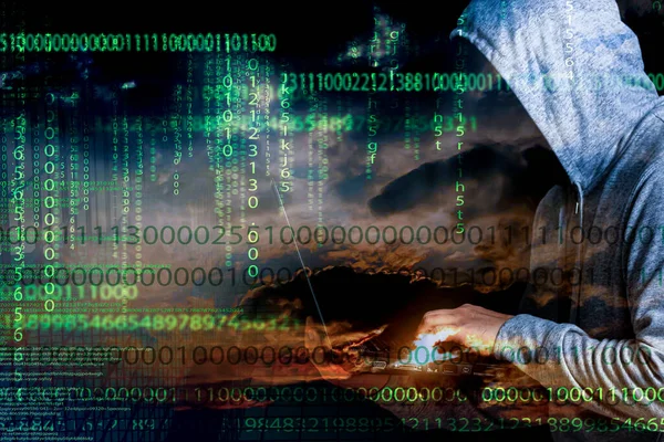 黑客们戴着头巾盖住他们的脸 黑客攻击互联网 黑客的轮廓 笔记本电脑上有信用卡的黑客使用这些数据 黑客攻击互联网 网络安全技术 — 图库照片