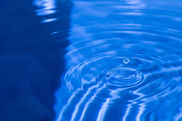 Gotas Agua Clara Con Ondas Circulares Gota Agua Azul Ligeramente — Foto de Stock