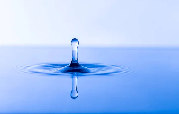 Waterdruppel Transparante Waterdruppel Met Ronde Golven Een Beetje Wazig Goudgele — Stockfoto