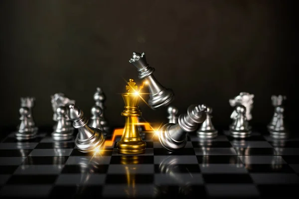 체스를 사용하여 미래의 승리를 상대의 전략을 합니다 해결책을 내도록 계획을 — 스톡 사진