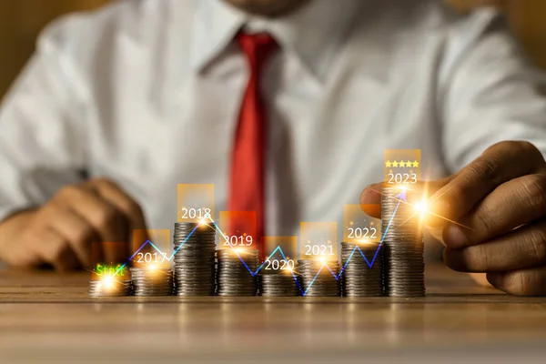 Geschäftsmann Legt Geldmünzen Mit Pfeil Nach Oben Und Jährlichem Wachstumssymbol — Stockfoto