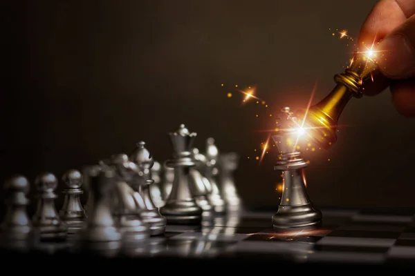 用你的对手的商业策略来赢得未来的胜利 想办法解决这个问题 作为一个团队工作 国际象棋的概念代表成功和团队精神 — 图库照片