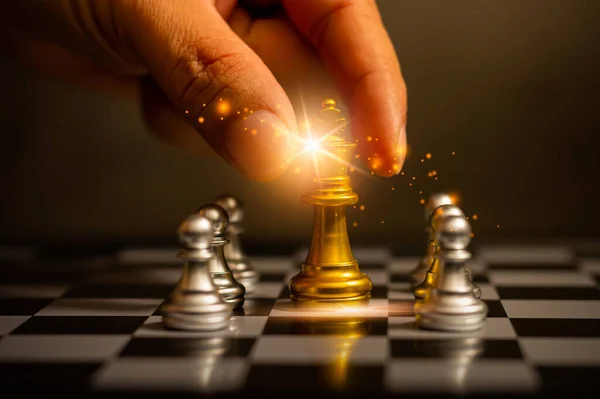 체스를 사용하여 미래의 승리를 상대의 전략을 합니다 해결책을 내도록 계획을 — 스톡 사진
