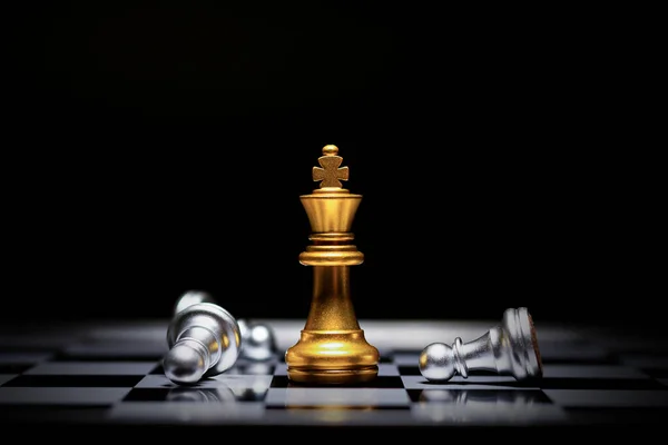 Χρυσός Σκακιστής Βασιλιάς Οδηγεί Ασημένια Πιόνια Στη Σκακιέρα Τις Επιχειρήσεις — Φωτογραφία Αρχείου
