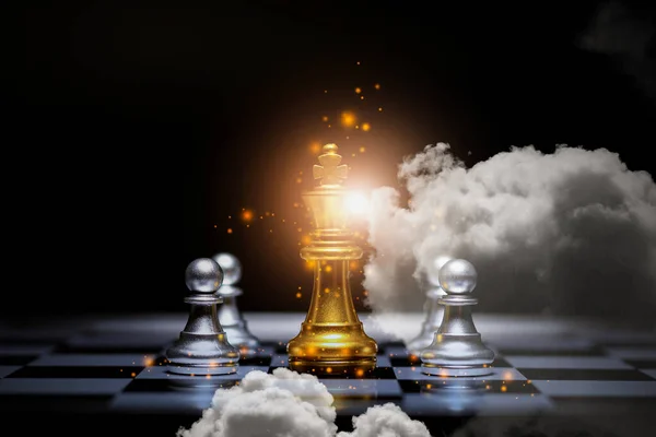 Zlatý Šachový Král Vede Stříbrné Šachové Figurky Šachovnici Obchod Úspěch Stock Obrázky