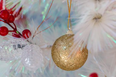 Altın Noel balosu podyumda soyut, yeni yıl konsepti fotokopi alanı ile.