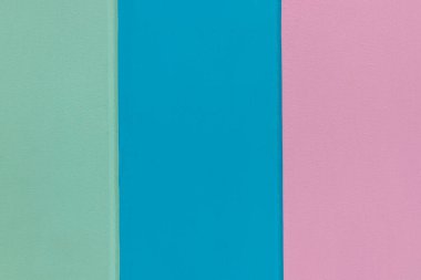 Arka plan ve doku fikirleri - eski ahşap çit, kapı, pencere, birçok parlak renkle boyanmış.