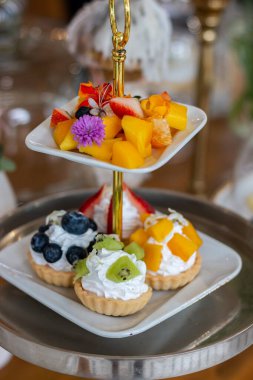 Meyveli ve meyveli kekler, kremalı tatlı tatlı parti keki, çilekli, peynirli kek, meyveli kek.