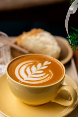 Kahve dükkanında kahve fincanı, kalp şeklinde latte sanatı, kahve fincanı..