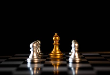 Satranç taşları takım çalışması konseptiyle kazanır ve iş dünyası için önemli olan satranç pazarlama stratejik düşüncede yaratıcılığı geliştirir..