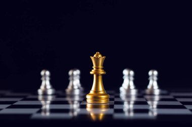 Satranç taşları takım çalışması konseptiyle kazanır ve iş dünyası için önemli olan satranç pazarlama stratejik düşüncede yaratıcılığı geliştirir..