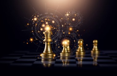 Altın satranç tahtası, ışık efektleri ve dijital devre grafikleri strateji teknolojisi çağı, yenilik içeriği, dijital liderlik ve akıllı teknolojiyle iş geliştirme kavramını iletir.