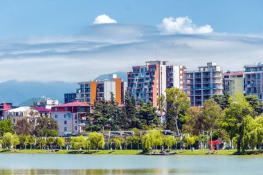 Güneşli bir günde, göl kıyısı ve park yerel halk ve turistler için gözde bir yerdir.