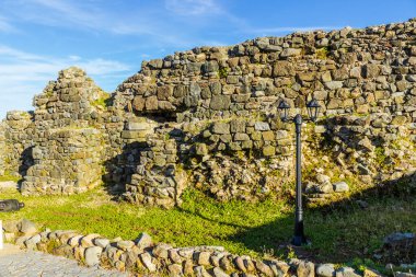 Eski bir Bizans kalesinin kalıntıları.