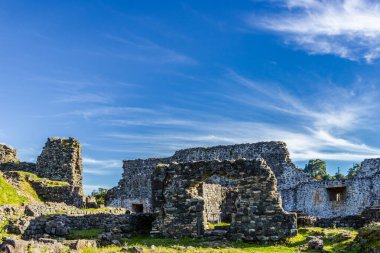 Eski bir Bizans kalesinin kalıntıları.