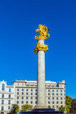 Güneşli bir günde Özgürlük Meydanı manzarası