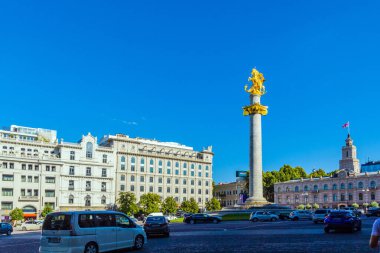 Güneşli bir günde Özgürlük Meydanı manzarası