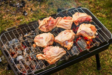 Izgarada ızgara için tavuk eti