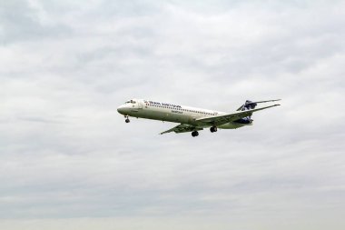 Arka planda bulutlar olan İran Hava Yolları uçağı