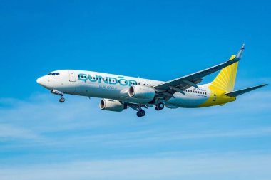 Boeing 737-800 uçağı Batumi, Georgia 'ya iniyor.