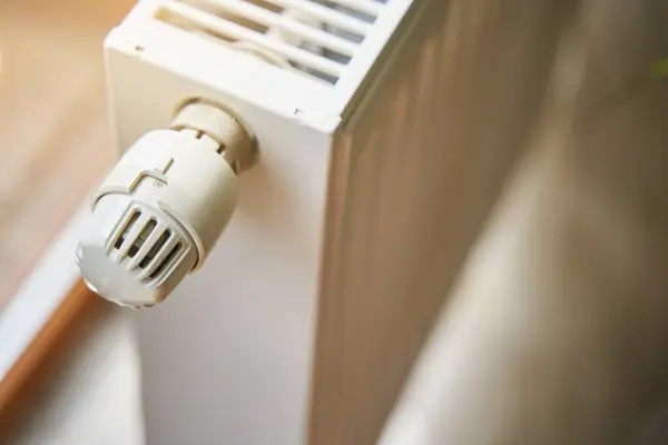 Kylaren Lägenheten Vitt Uppvärmt Batteri Termostatchef För Värmeelement Lägenhet Kontor — Stockfoto