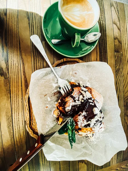 탁자에 카푸치노 전통적 아침은 커피와 트리와 했습니다 빵이야 고품질 스톡 사진