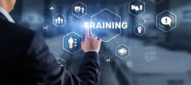 Eğitim konsepti. Dokunmatik ekran arayüzü yazısına basan iş adamı.