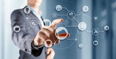 Modern şehir fütüristik geçmişi üzerine bulut hesaplama kavramı.