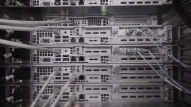 Kapalı Ethernet Kabloları ile Modern İnternet Ağ Anahtarı