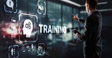 Eğitim konsepti. Dokunmatik ekran arayüzü yazısına basan iş adamı.