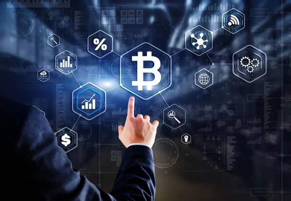 Mann Klickt Auf Virtuelles Bitcoin Symbol — Stockfoto