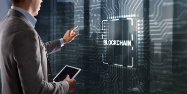 Blok zinciri kavramı. Dağıtılmış defter teknolojisi. Sanal Ekran Bloğu Zinciri 'ne tıklayan İşadamı.