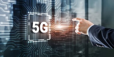 Devre kartında dijital 5G ve internet telekomünikasyon kavramı var. Sanal ekrana tıklayan adam.