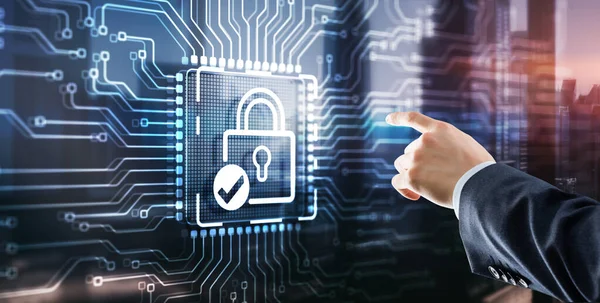 Sanal ekran Siber Güvenlik Veri Koruma İş Mahremiyeti kavramına tıklayan işadamı.