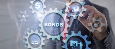 İşadamı yazılı tahvillere tıklıyor. Bond Finans Bankacılık Teknolojisi Konsepti.