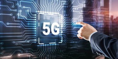 Devre kartında dijital 5G ve internet telekomünikasyon kavramı var. Sanal ekrana tıklayan adam.