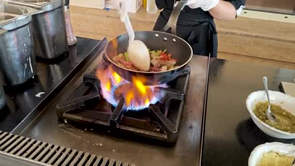 フライパンで火で料理するシェフ プロのキッチン — ストック動画