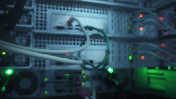 Groot Datacenter Glasvezelkabels Knipperende Led Poortstatus Wazig Serverrek — Stockvideo